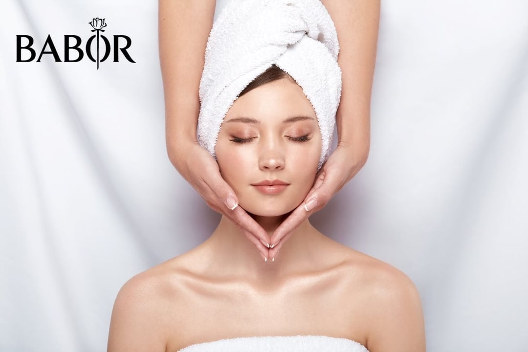 Frau bekommt Gesichtsbehandlung